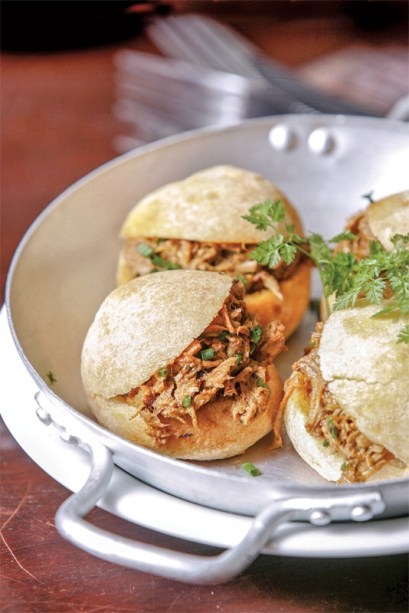 Pão de queijo com ragu de pernil de porco Pão de queijo com ragu de pernil de porco