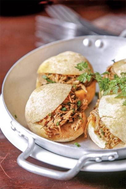 Pão de queijo com ragu de pernil de porco Pão de queijo com ragu de pernil de porco