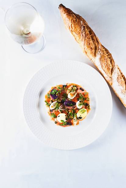 A salada de salmão defumado vem com batata, feijão-verde, beterraba, cebola e ovas A salada de salmão defumado vem com batata, feijão-verde, beterraba, cebola e ovas