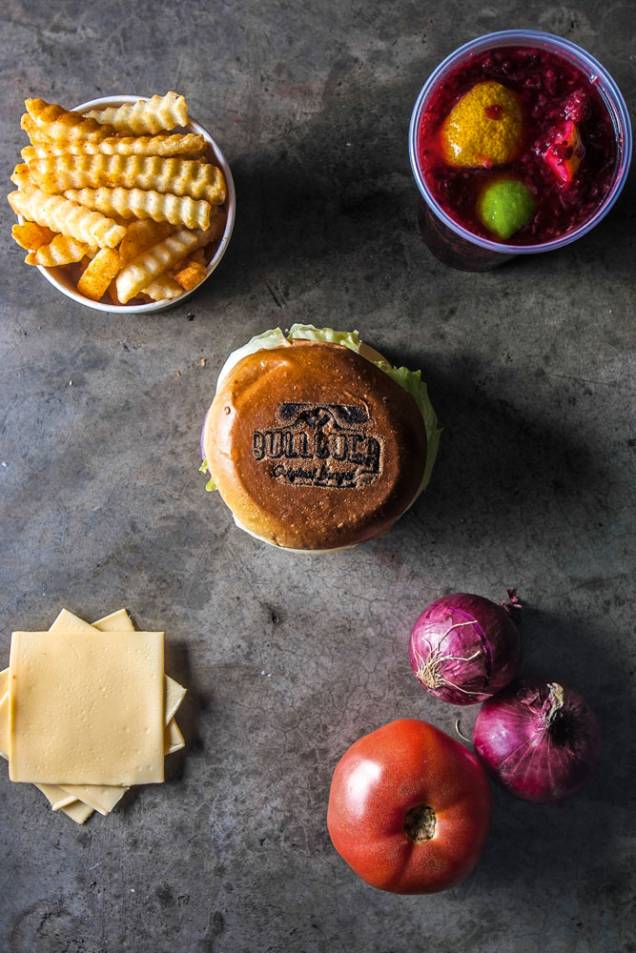 Batata importada, limonada vermelha, logo da marca nos pãos, queijo processado e bons hortifrúti Batata importada, limonada vermelha, logo da marca nos pãos, queijo processado e bons hortifrúti
