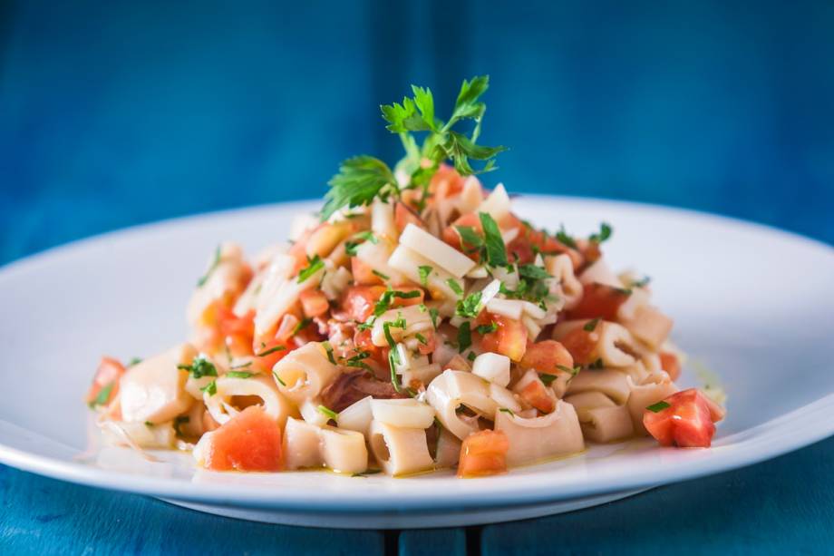 A porção de lula ao vinagrete A porção de lula ao vinagrete