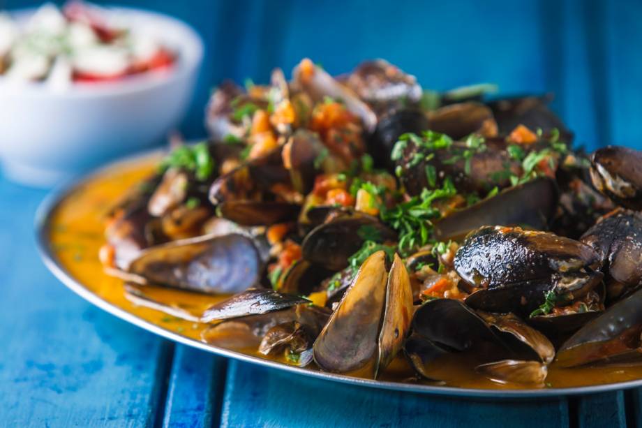 Mexilhões ao molho de tomate e vinho branco Mexilhões ao molho de tomate e vinho branco