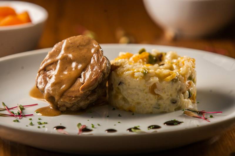 Paleta de cordeiro com risoto de damasco e pistache Paleta de cordeiro com risoto de damasco e pistache