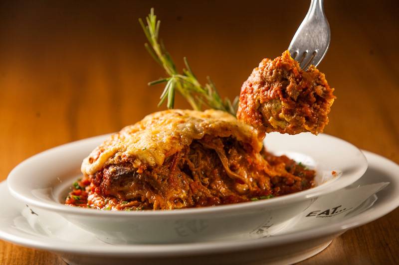 Lasanha recheada de ragu de costela bovina, molho de tomate, mussarela e emmental Lasanha recheada de ragu de costela bovina, molho de tomate, mussarela e emmental