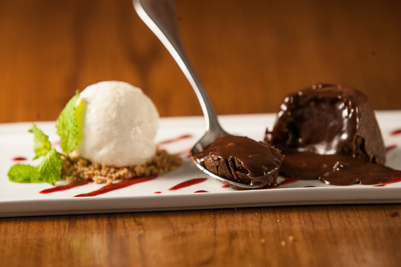 Bolinho quente de Nutella na calda de chocolate Bolinho quente de Nutella na calda de chocolate