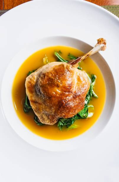 Antiga criação do chef francês, o pato no tucupi com um toque de laranja entra agora no cardápio Antiga criação do chef francês, o pato no tucupi com um toque de laranja entra agora no cardápio