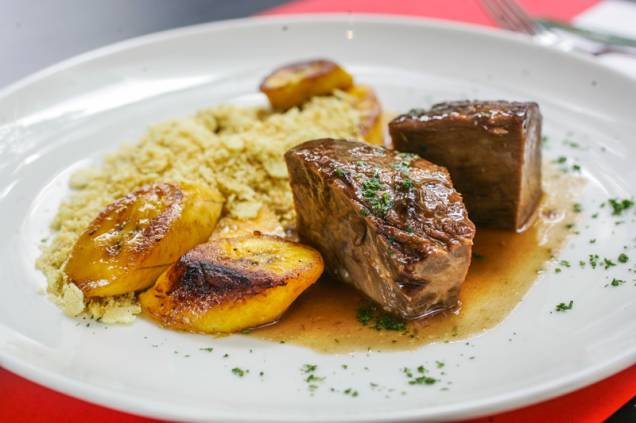 Cupim com farofa de farinha de milho e banana-da-terra chapeada Cupim com farofa de farinha de milho e banana-da-terra chapeada