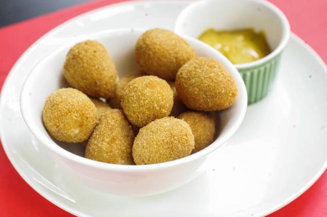 Para beliscar, há a porção de minicoxinhas Para beliscar, há a porção de minicoxinhas