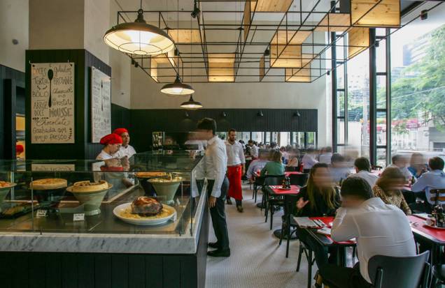 A casa tem visual moderno e fica no térreo de um edifício comercial A casa tem visual moderno e fica no térreo de um edifício comercial