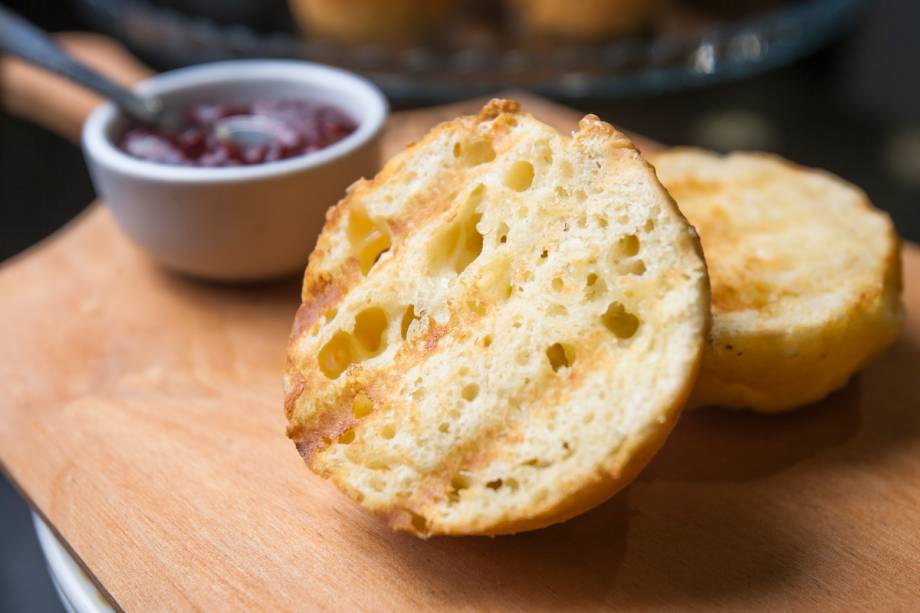 O pão de queijo do gringo acompanhado de geleia de framboesa de produção própria O pão de queijo do gringo acompanhado de geleia de framboesa de produção própria