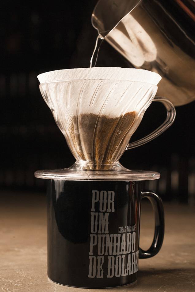 Café coado: xícara bem servida de pó nacional Café coado: xícara bem servida de pó nacional