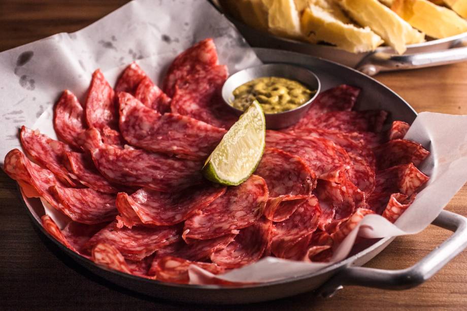 Sem fogão: vale contentar-se em um dos frios para petiscar, caso do salame espanhol Sem fogão: vale contentar-se em um dos frios para petiscar, caso do salame espanhol