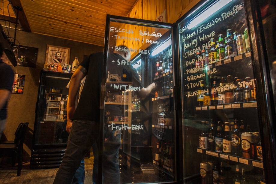 O cliente que se serve: é só escolher entre os 100 rótulos de cerveja O cliente que se serve: é só escolher entre os 100 rótulos de cerveja