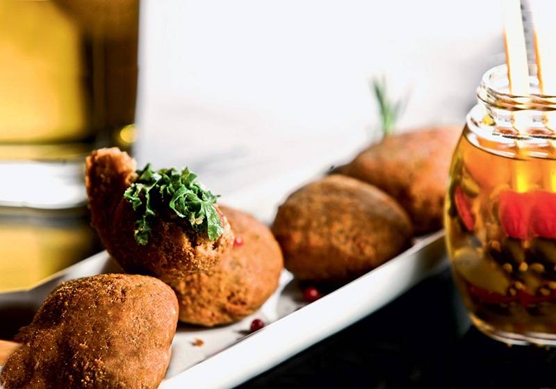 O bolinho de virado à paulista do Aconchego Carioca O bolinho de virado à paulista do Aconchego Carioca