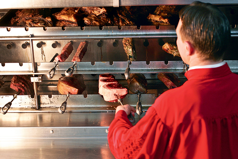 As carnes vão para uma churrasqueira de 7 metros