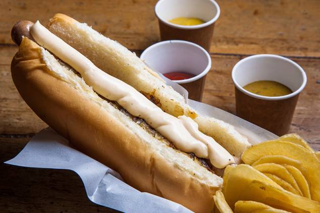 Uma das combinações possíveis leva salsicha turinger com creme de alho e cebola caramelada no pão de cachorro-quente Uma das combinações possíveis leva salsicha turinger com creme de alho e cebola caramelada no pão de cachorro-quente