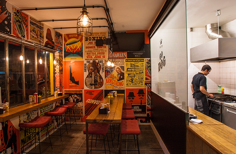 O pequeno salão tem a cozinha e o caixa, onde os clientes fazem e retiram o pedido, nos fundos O pequeno salão tem a cozinha e o caixa, onde os clientes fazem e retiram o pedido, nos fundos