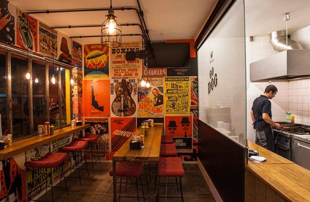 O pequeno salão tem a cozinha e o caixa, onde os clientes fazem e retiram o pedido, nos fundos O pequeno salão tem a cozinha e o caixa, onde os clientes fazem e retiram o pedido, nos fundos