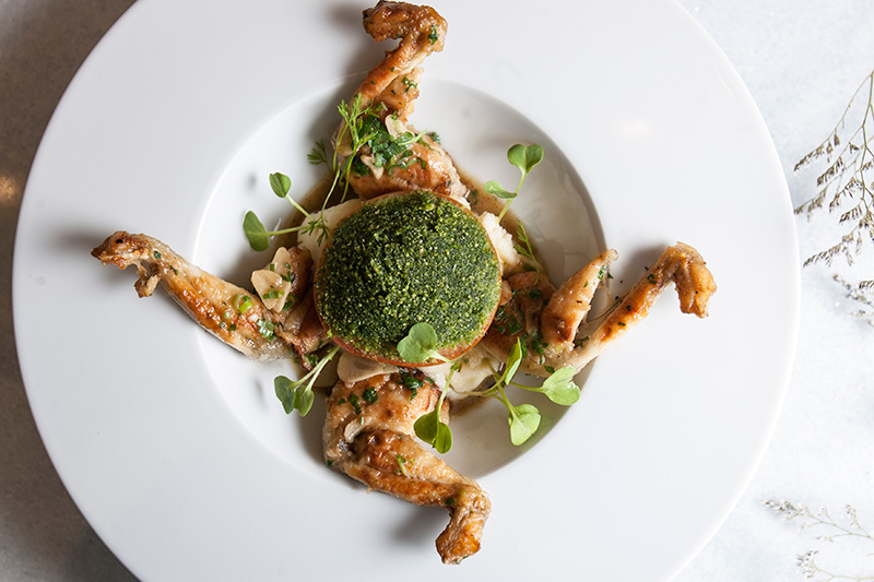 Uma das opções de entradas é a coxa de rã à provençal sobre homus com tomate Uma das opções de entradas é a coxa de rã à provençal sobre homus com tomate