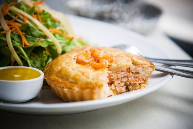 Torta de camarão com salada de folhas Torta de camarão com salada de folhas