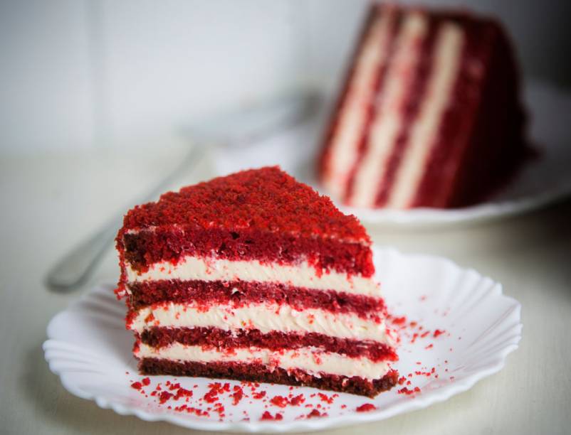 Fatia do clássico bolo red velvet