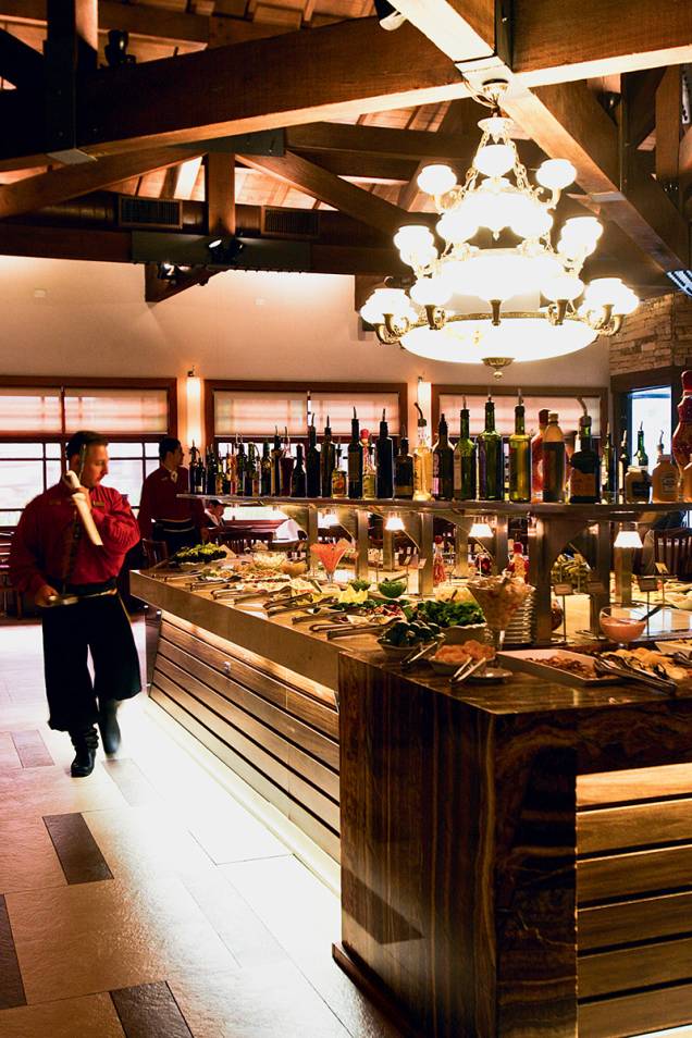 Passeio pelo salão para servir os clientes que dão o sinal verde Passeio pelo salão para servir os clientes que dão o sinal verde