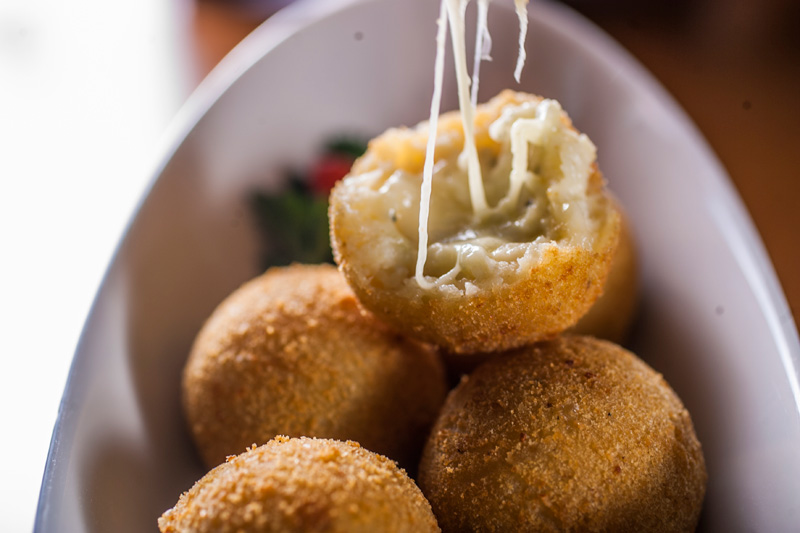 Porção de nhoque empanado e recheado de gorgonzola Porção de nhoque empanado e recheado de gorgonzola