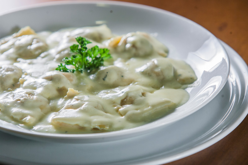 Ravióli de abóbora e nozes ao molho de gorgonzola Ravióli de abóbora e nozes ao molho de gorgonzola