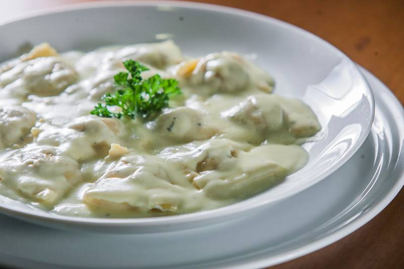 Ravióli de abóbora e nozes ao molho de gorgonzola Ravióli de abóbora e nozes ao molho de gorgonzola
