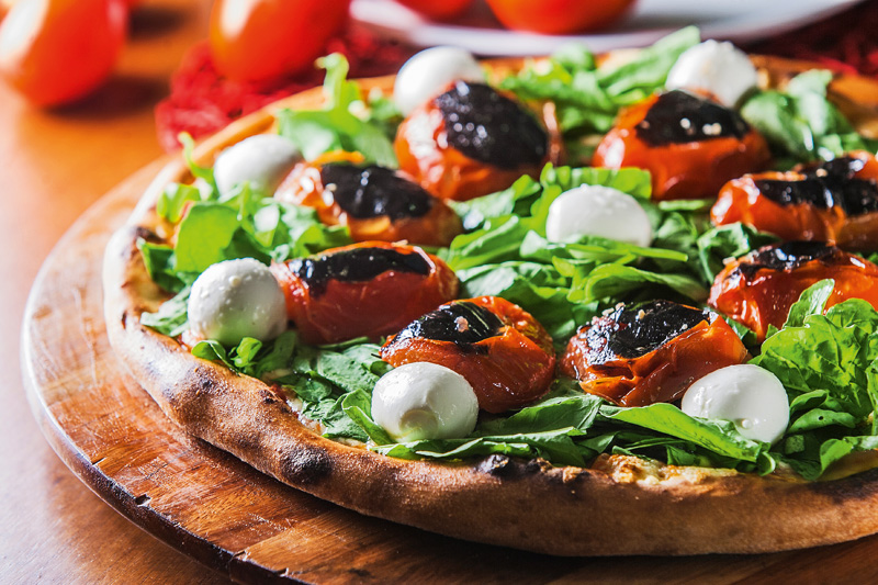Caprese: rúcula, mussarela de búfala e tomate assado Caprese: rúcula, mussarela de búfala e tomate assado