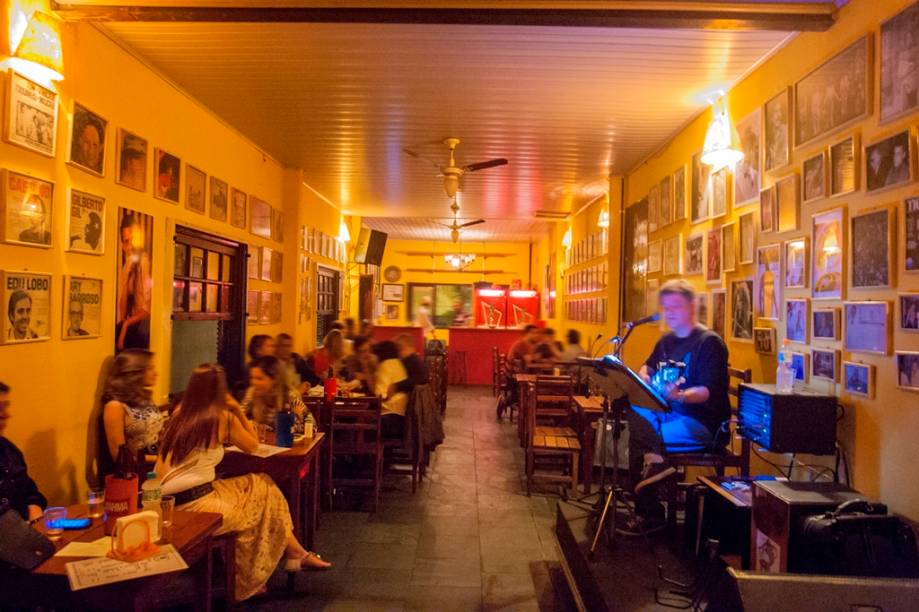 O boteco tem apresentações de voz e violão com o repertório de Chico Buarque O boteco tem apresentações de voz e violão com o repertório de Chico Buarque