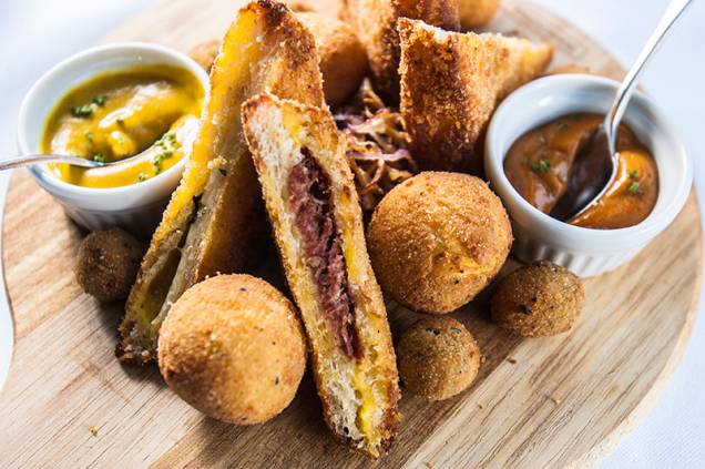 Salgados fritos: azeitona, mussarela, carne-seca e arancino de siri Salgados fritos: azeitona, mussarela, carne-seca e arancino de siri
