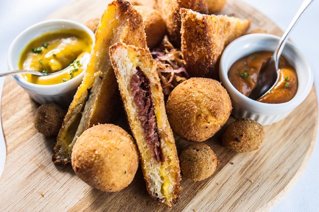 Salgados fritos: azeitona, mussarela, carne-seca e arancino de siri Salgados fritos: azeitona, mussarela, carne-seca e arancino de siri