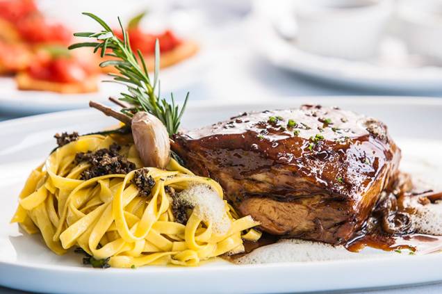 Na companhia de tagliolini fresco, a costela de javali é assada até ficar bem macia Na companhia de tagliolini fresco, a costela de javali é assada até ficar bem macia