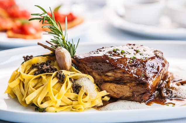 Na companhia de tagliolini fresco, a costela de javali é assada até ficar bem macia Na companhia de tagliolini fresco, a costela de javali é assada até ficar bem macia