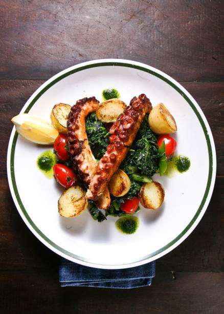 Polvo do chef: um par de suculentas pernocas do octópode Polvo do chef: um par de suculentas pernocas do octópode