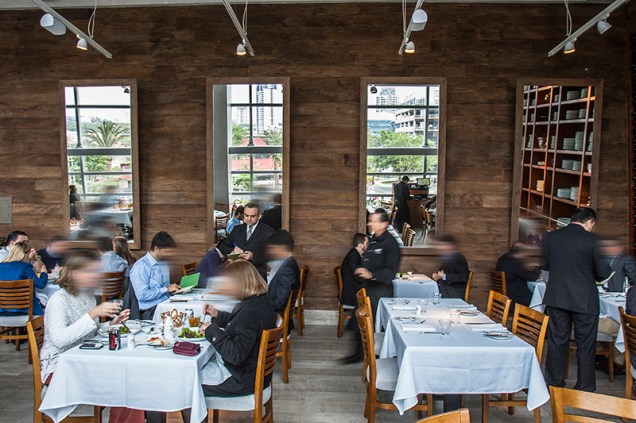 Com entrada de luz natural, o restaurante fica na sobreloja de um edifício comercial Com entrada de luz natural, o restaurante fica na sobreloja de um edifício comercial