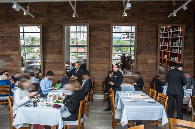 Com entrada de luz natural, o restaurante fica na sobreloja de um edifício comercial Com entrada de luz natural, o restaurante fica na sobreloja de um edifício comercial
