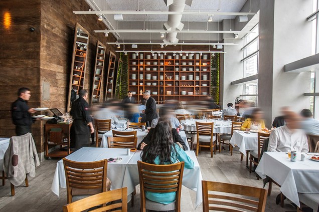 Com entrada de luz natural, o restaurante fica na sobreloja de um edifício comercial Com entrada de luz natural, o restaurante fica na sobreloja de um edifício comercial