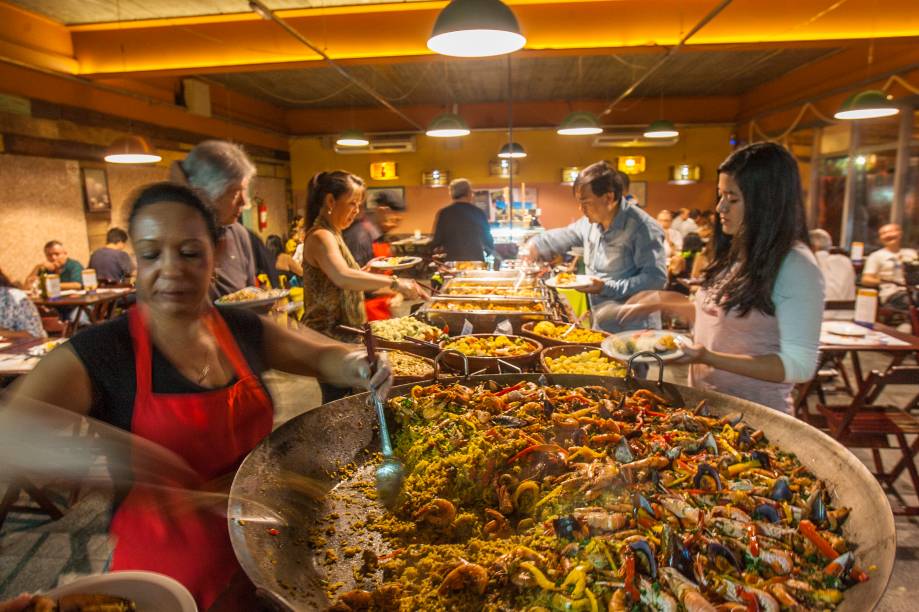 A vistosa paella: falta sabor, mas é possível levar uma foto do prato de souvenir