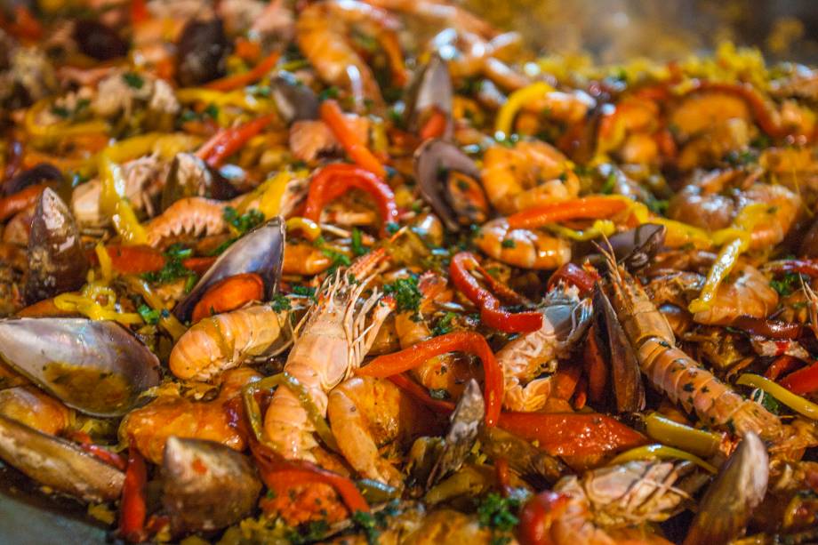 Paella: montada no tacho de 1,2 metro de diâmetros Paella: montada no tacho de 1,2 metro de diâmetros