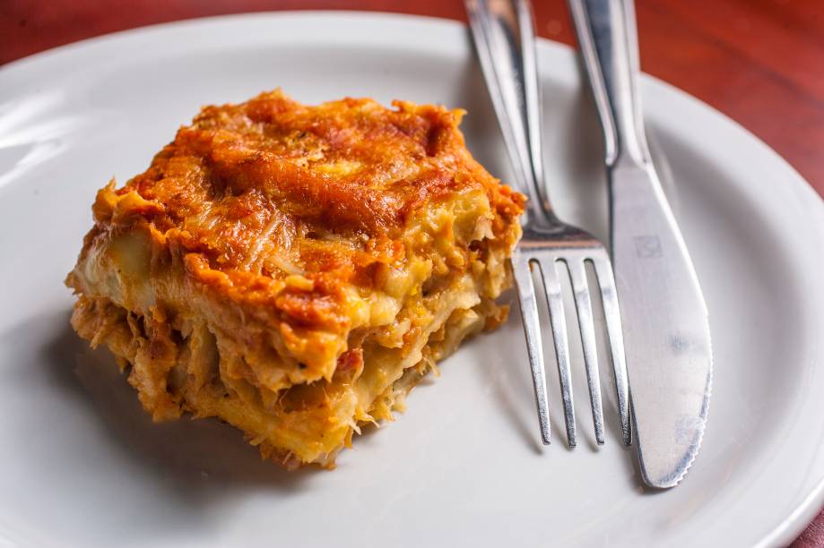 Lasanha de bacalhau: prato tem a massa bem molinha, quase desmanchando