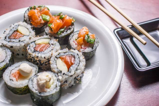 Servidos em barcas, os sushis são apenas de salmão, não há outra variedade de peixe Servidos em barcas, os sushis são apenas de salmão, não há outra variedade de peixe
