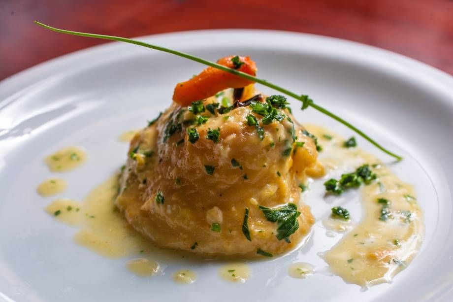 Cartoccio de linguado: o peixe enrolado tem alguns pedaços secos e outros mais macios Cartoccio de linguado: o peixe enrolado tem alguns pedaços secos e outros mais macios