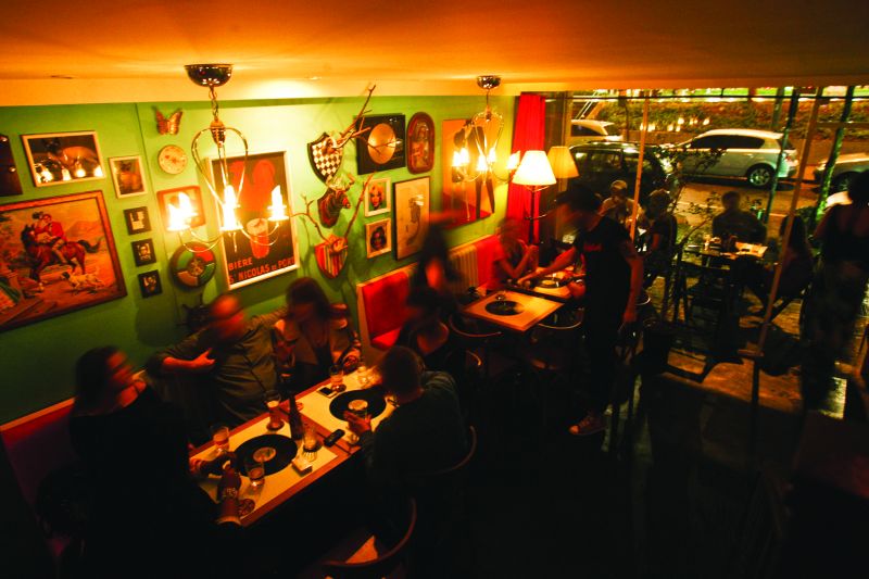 O salão do térreo: decoração apinhada de objetos O salão do térreo: decoração apinhada de objetos