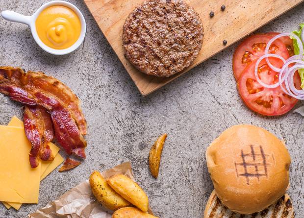 A minúscula hamburgueria oferece apenas dois lanches em seu cardápio A minúscula hamburgueria oferece apenas dois lanches em seu cardápio