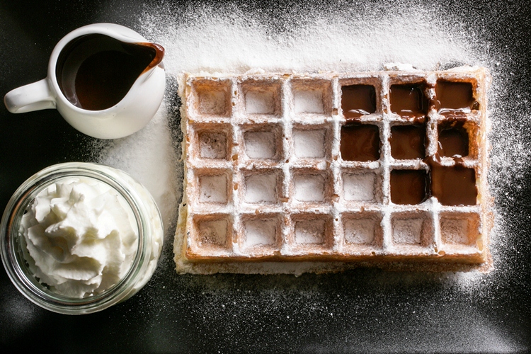 Waffle com calda de chocolate e chantili