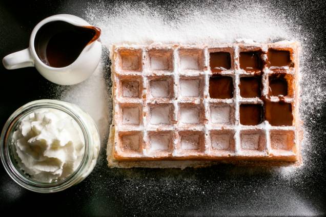 Waffle com calda de chocolate e chantili Waffle com calda de chocolate e chantili