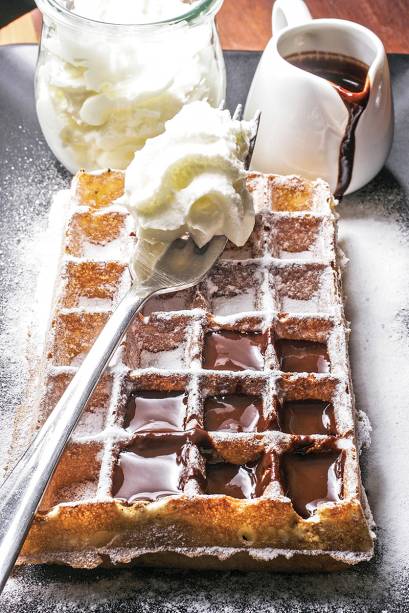 Waffle com calda de chocolate e chantili