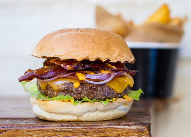 Cheese salada: campeão de pedidos leva hambúrguer de 130 gramas de carne fresca Cheese salada: campeão de pedidos leva hambúrguer de 130 gramas de carne fresca